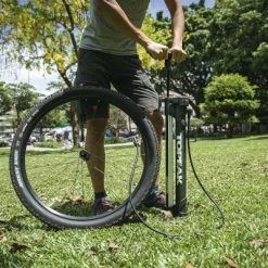 Pompe à Pied Topeak + Compresseur Intégré JoeBlow Booster 11 Bar -Range-vélos Soldes pompe a pied topeak compresseur integre joeblow booster 11 bar full 6